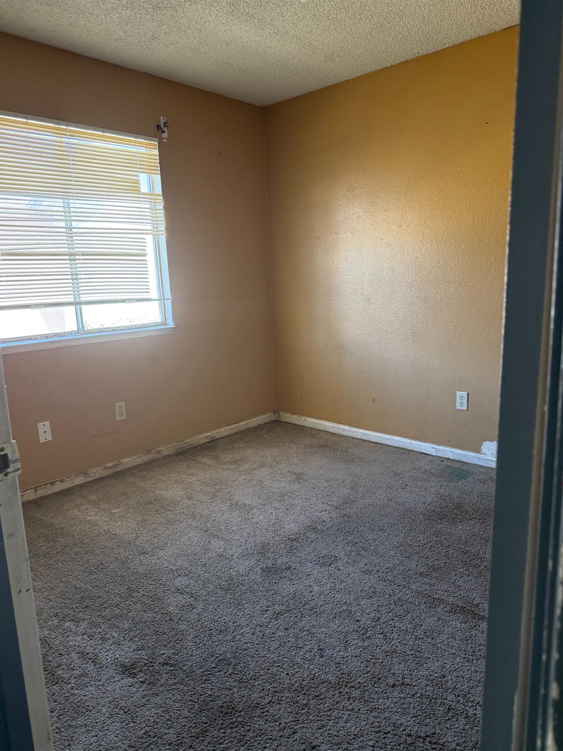 909 Crippen Ave, Modesto, CA 95351
