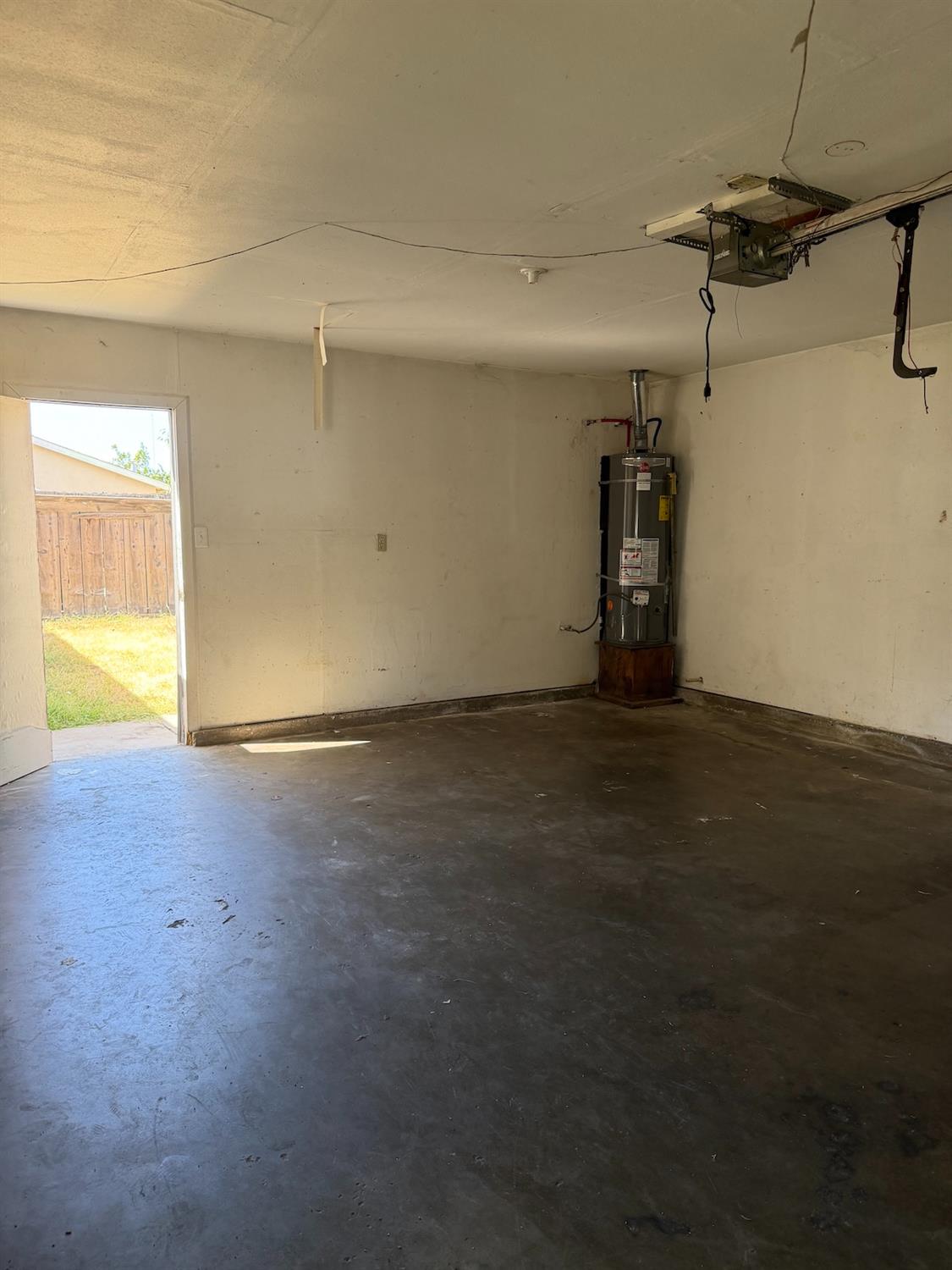 909 Crippen Ave, Modesto, CA 95351