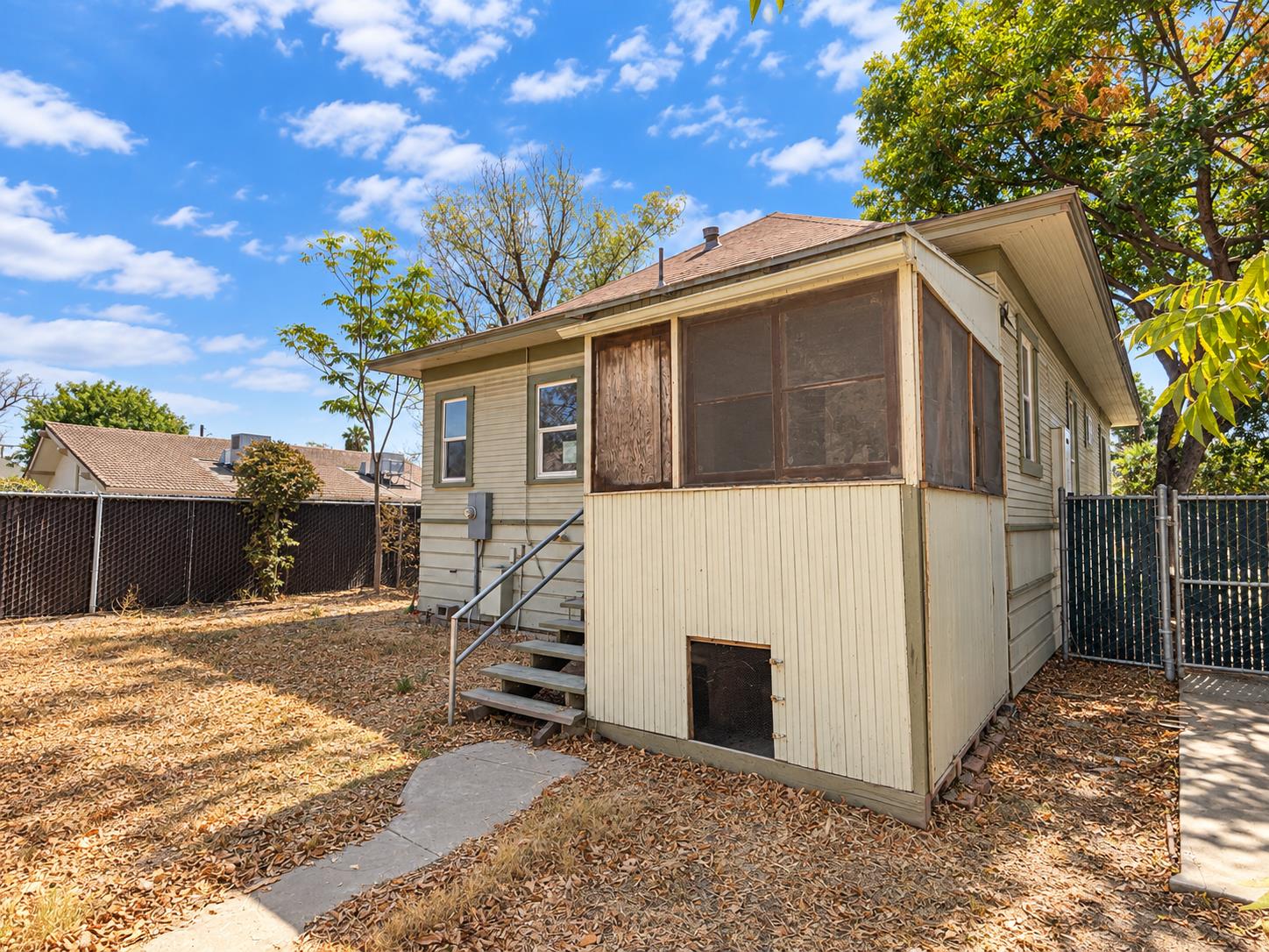 110 W Myrtle St, Hanford, CA 93230