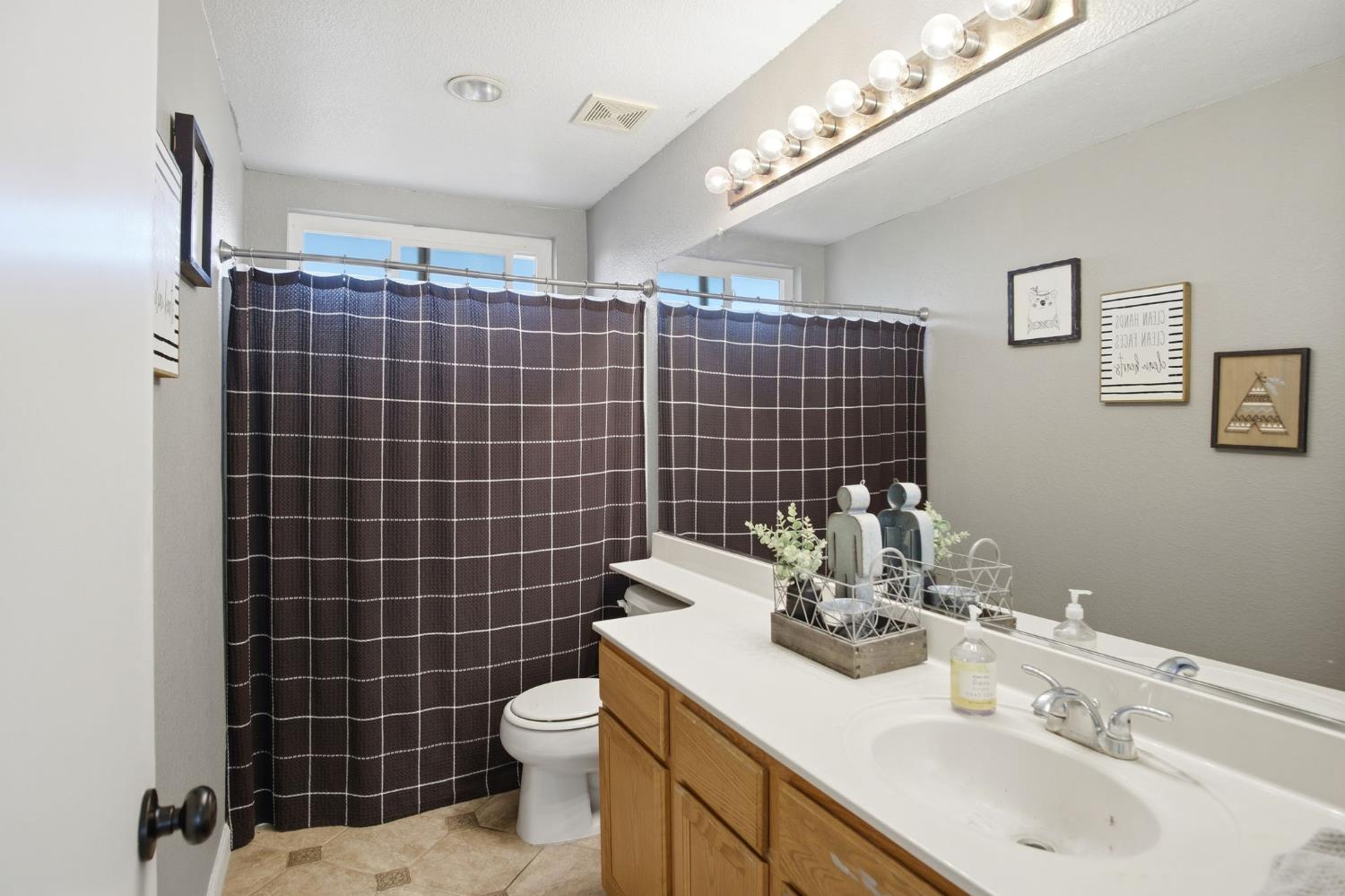 1211 Aristocrat Dr, Ceres, CA 95307