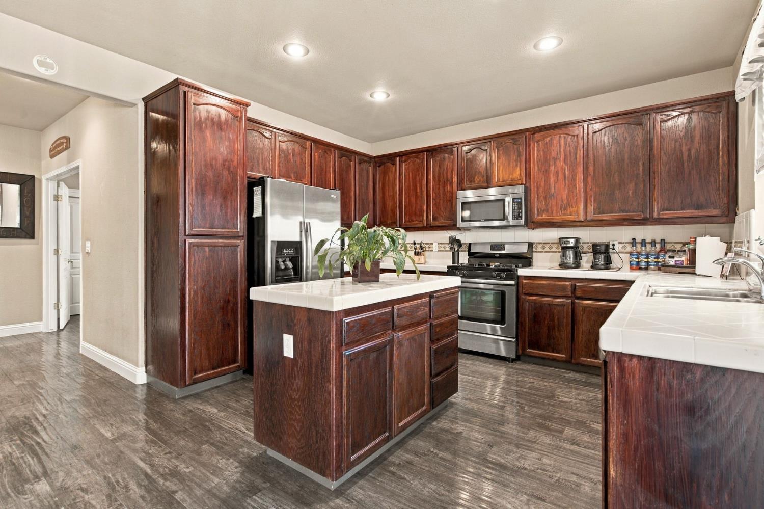1953 Bolton Ln, Manteca, CA 95336