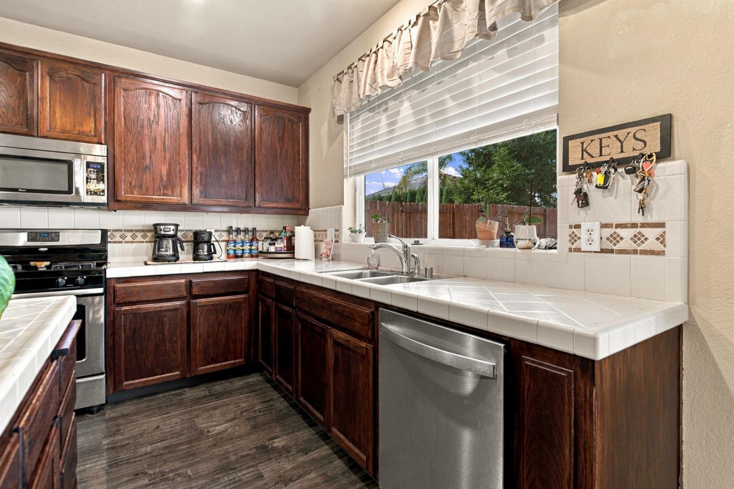 1953 Bolton Ln, Manteca, CA 95336