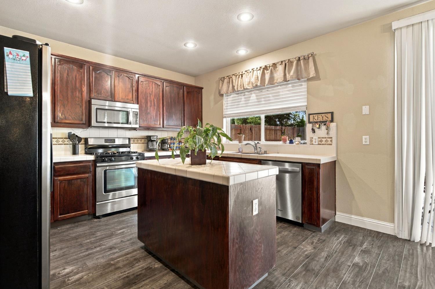 1953 Bolton Ln, Manteca, CA 95336