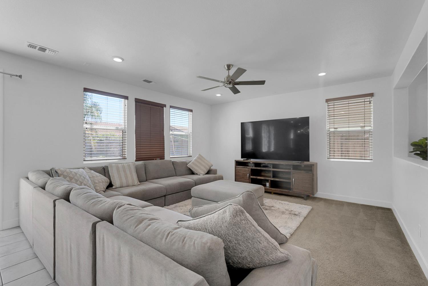 258 Columbus Dr, Manteca, CA 95337