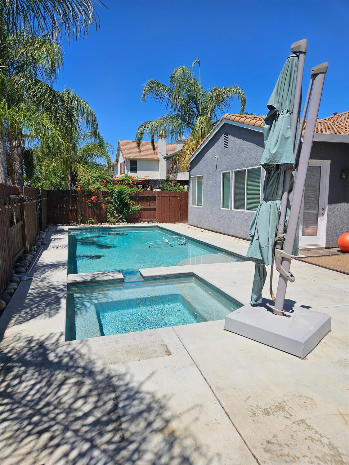 3570 Whispering Oak Dr, Ceres, CA 95307