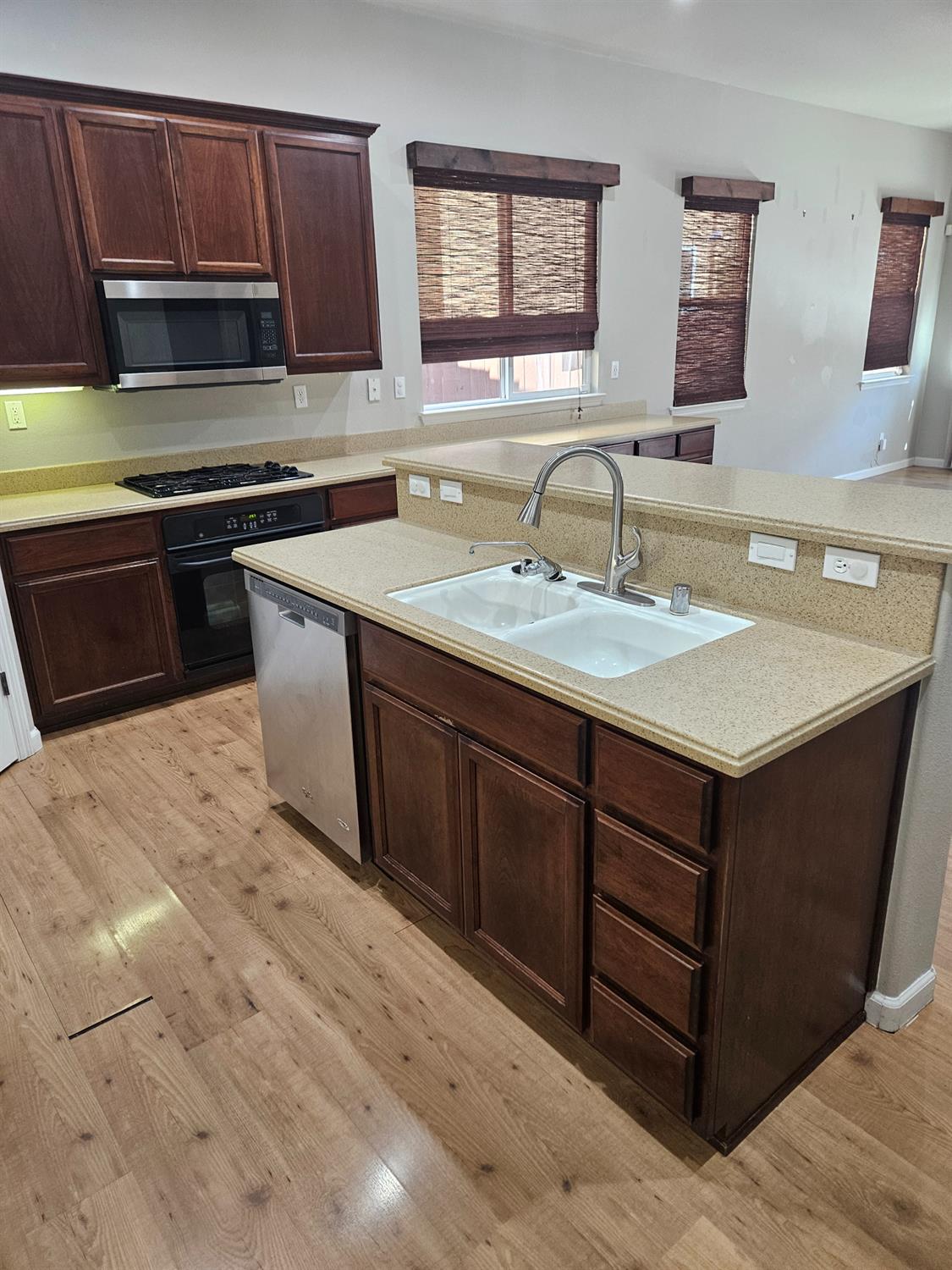 3570 Whispering Oak Dr, Ceres, CA 95307