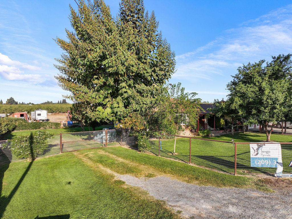 842 S Stearns Rd, Oakdale, CA 95361