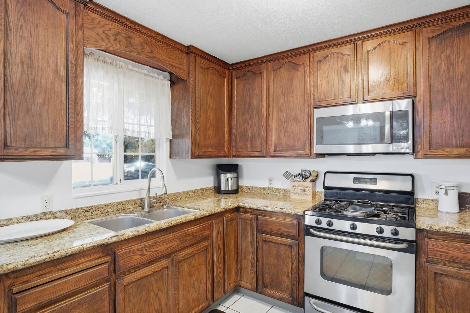 2320 Encina Ave, Modesto, CA 95354
