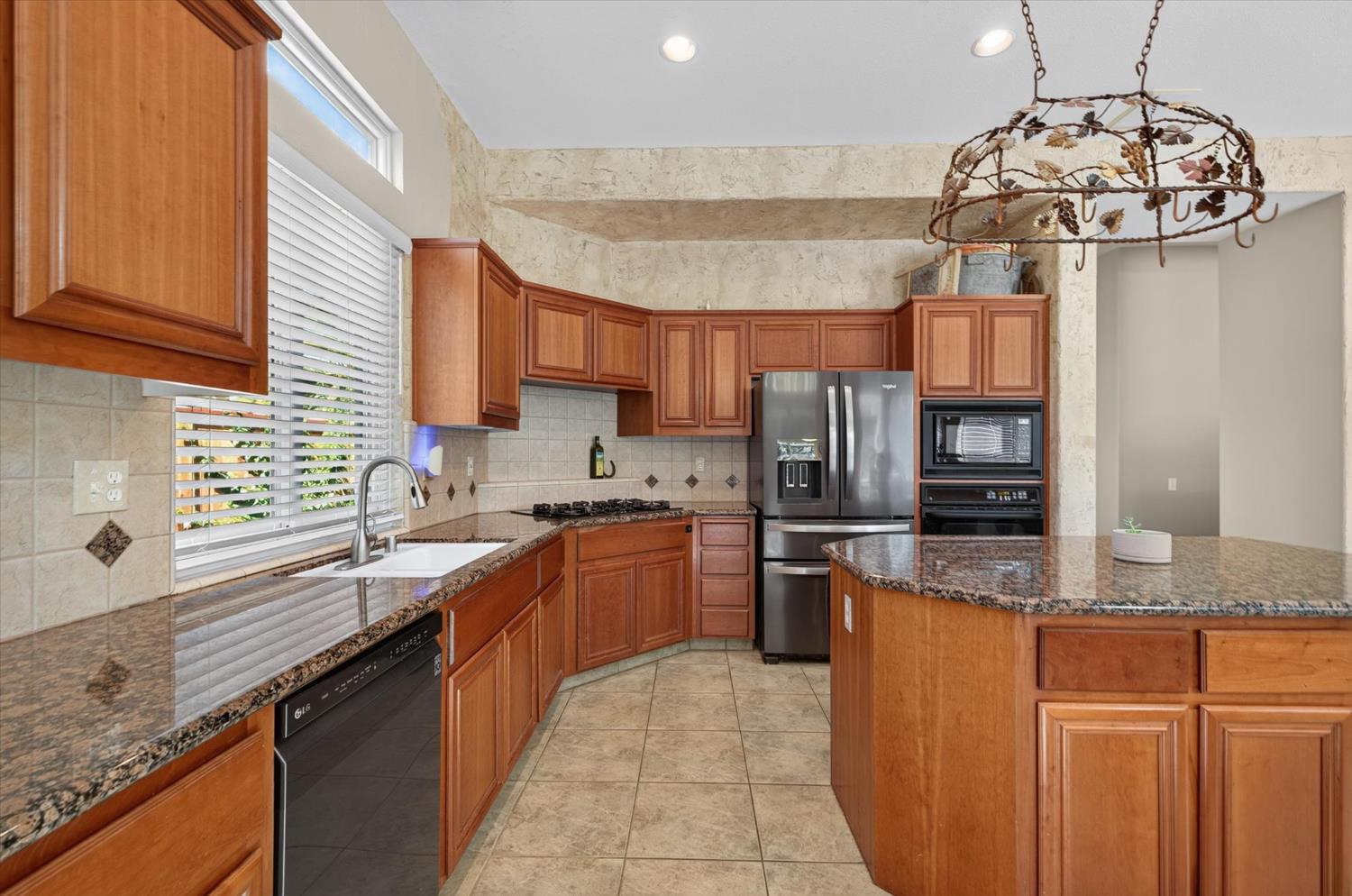 2114 Woodbine Ave, Manteca, CA 95337