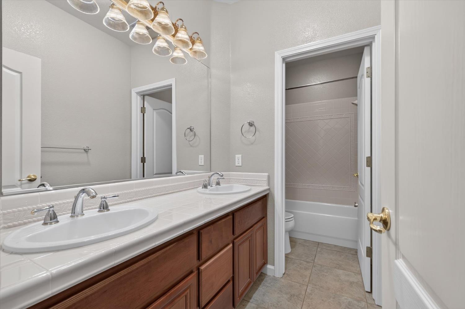 2114 Woodbine Ave, Manteca, CA 95337