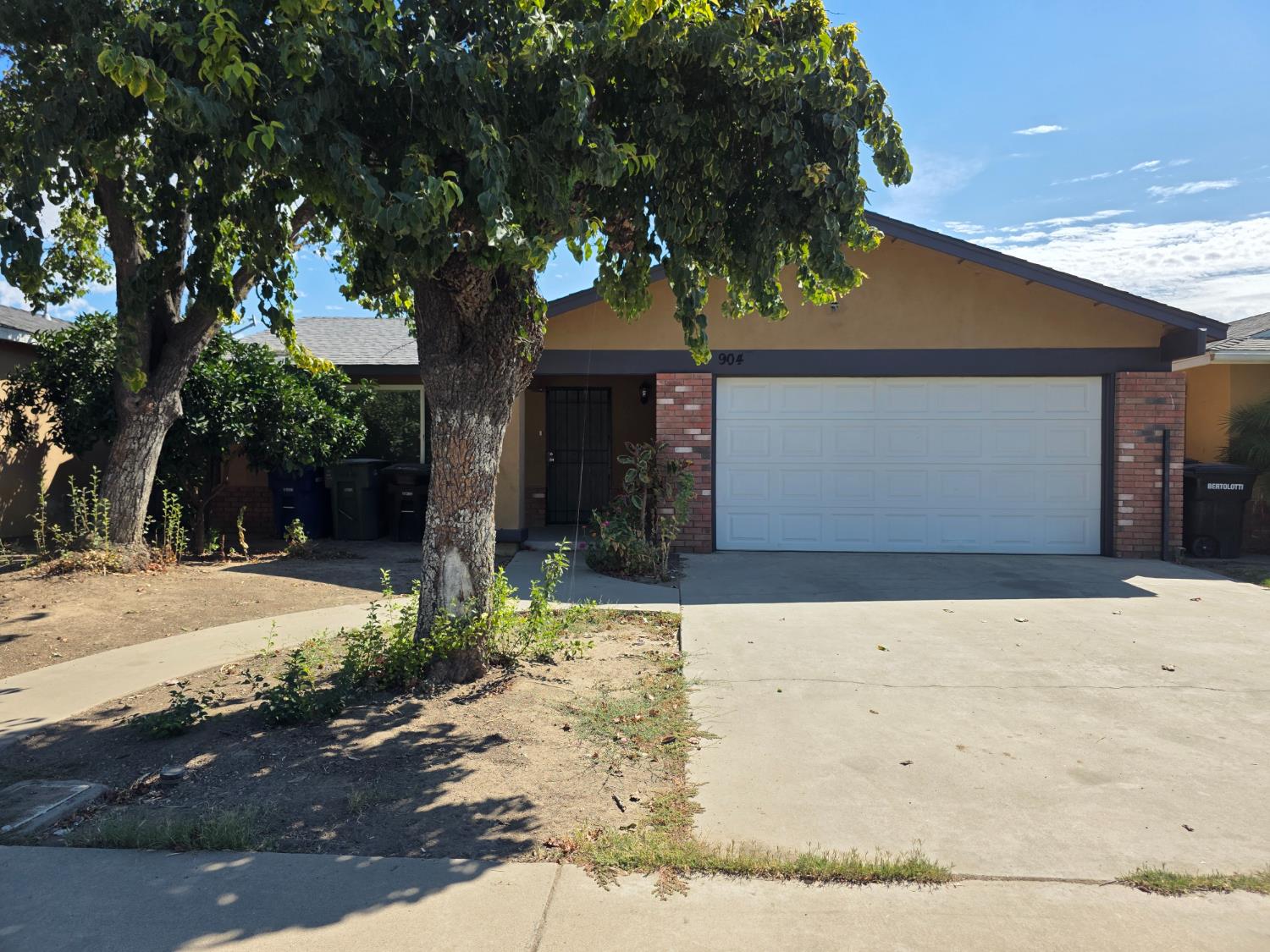 904 Pine Tree Ln, Modesto, CA 95351