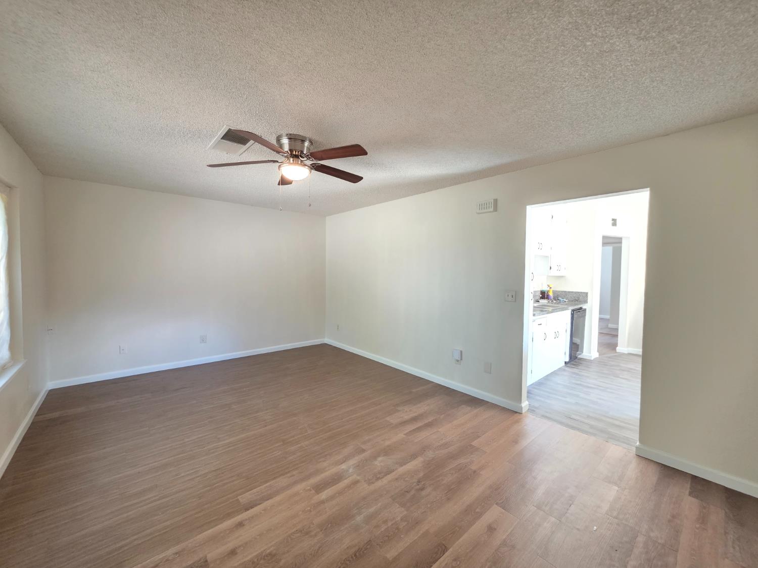 904 Pine Tree Ln, Modesto, CA 95351