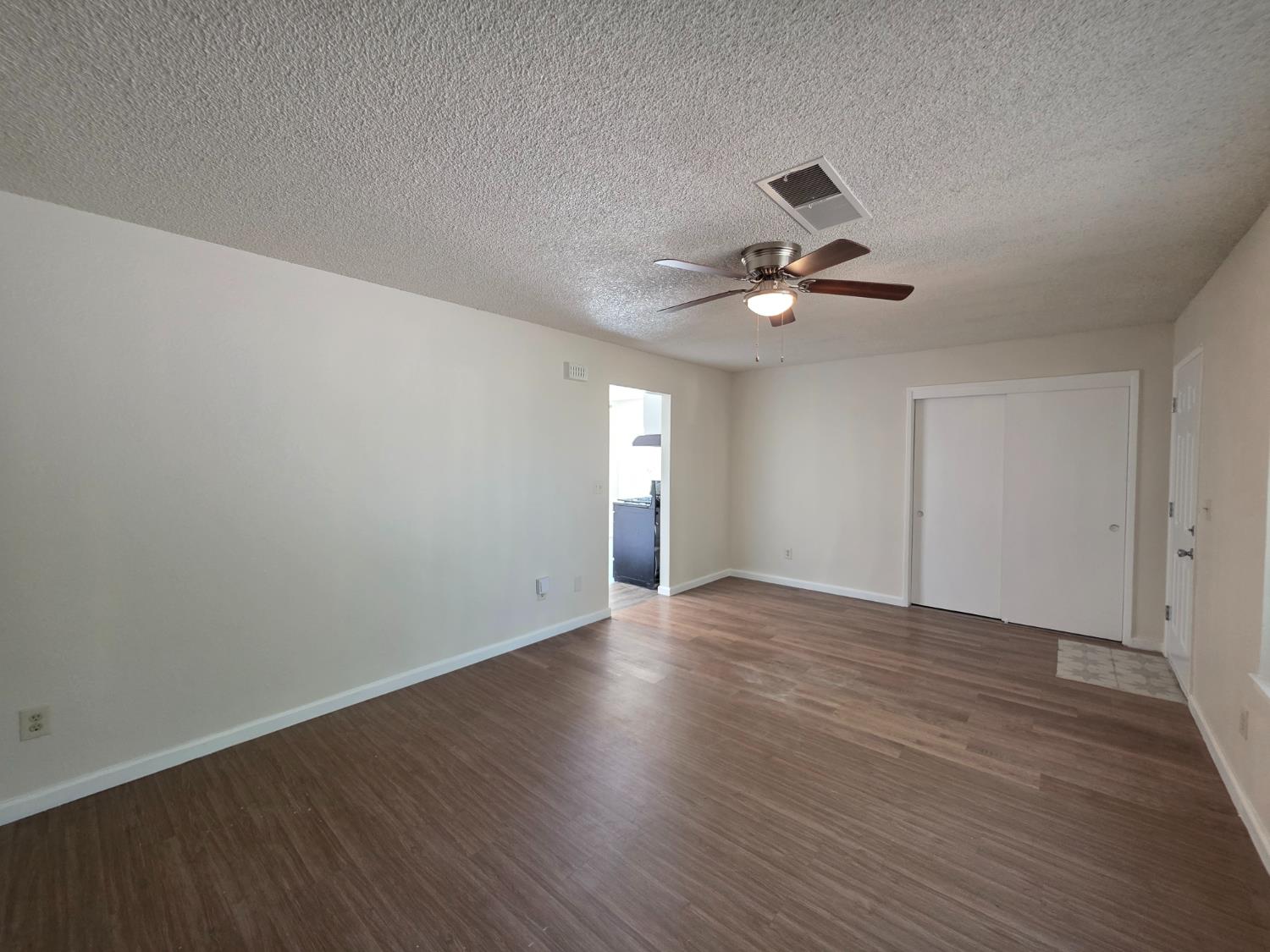 904 Pine Tree Ln, Modesto, CA 95351