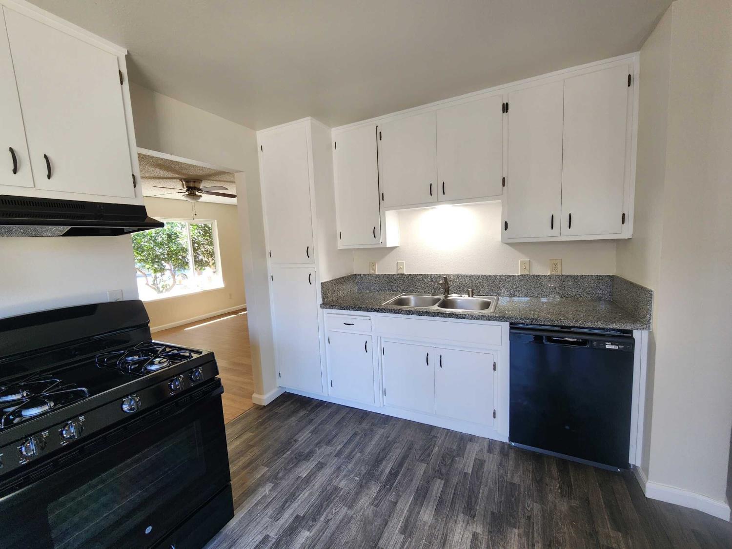 904 Pine Tree Ln, Modesto, CA 95351