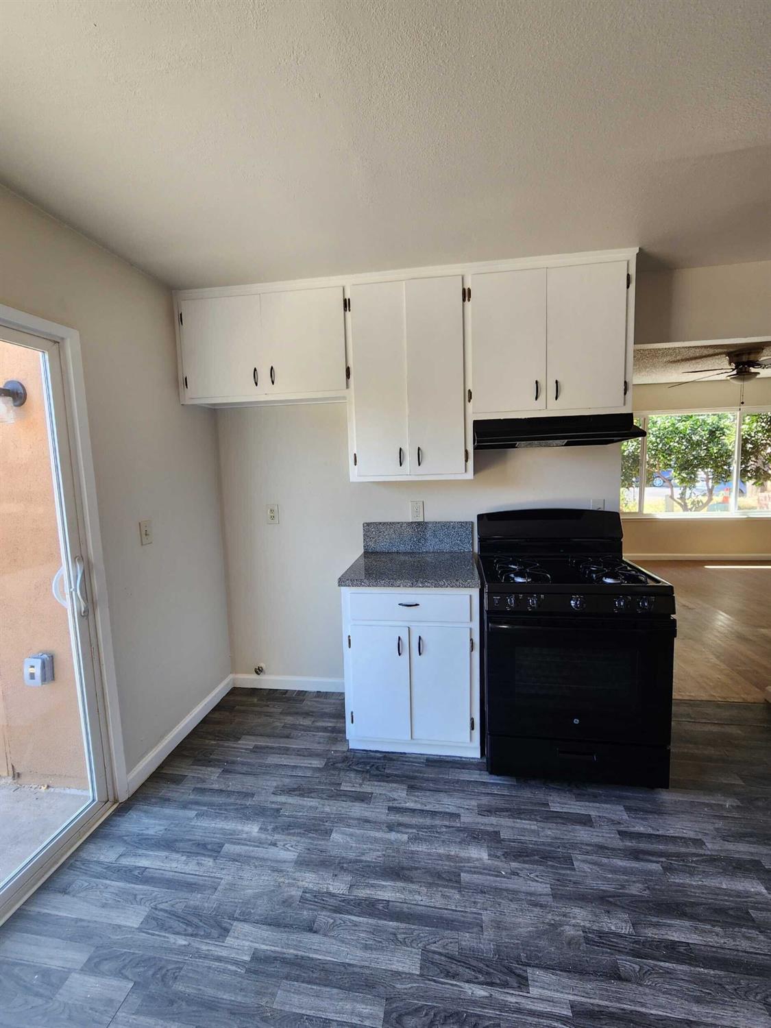 904 Pine Tree Ln, Modesto, CA 95351