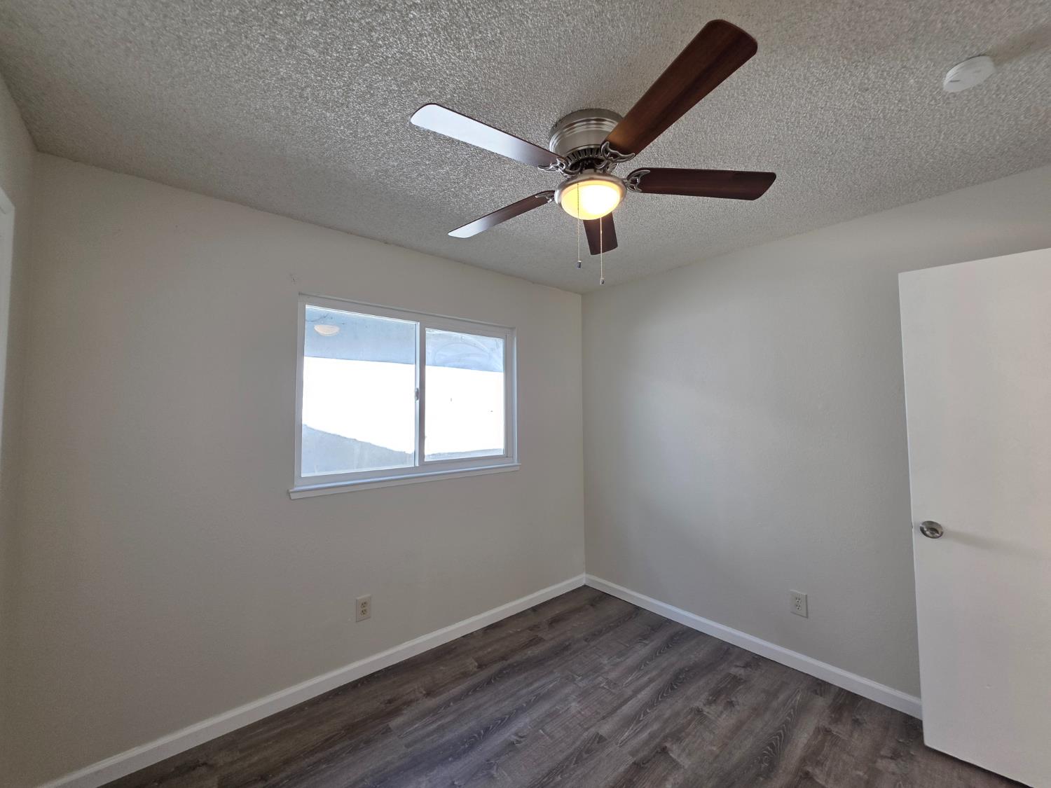 904 Pine Tree Ln, Modesto, CA 95351