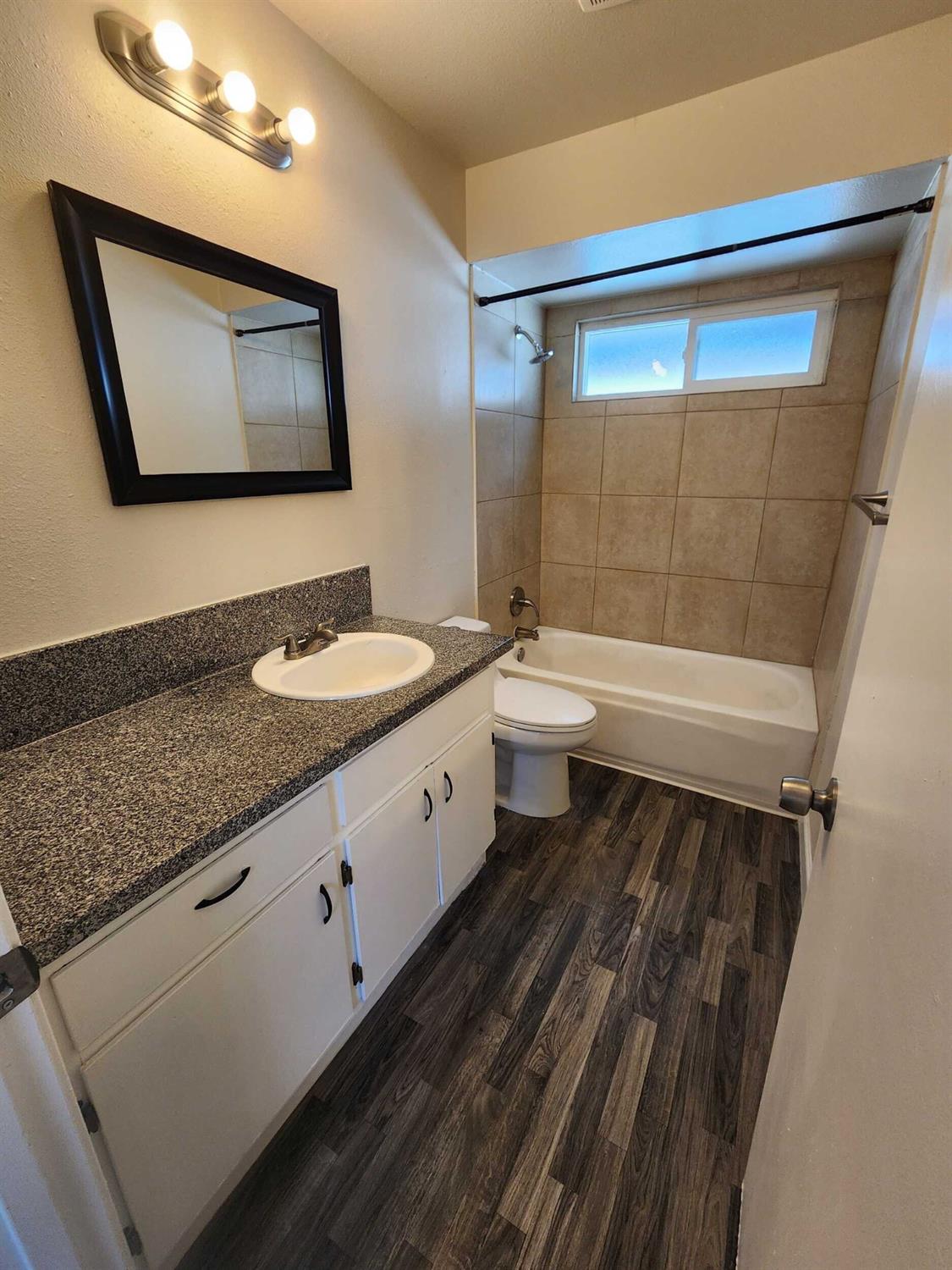 904 Pine Tree Ln, Modesto, CA 95351