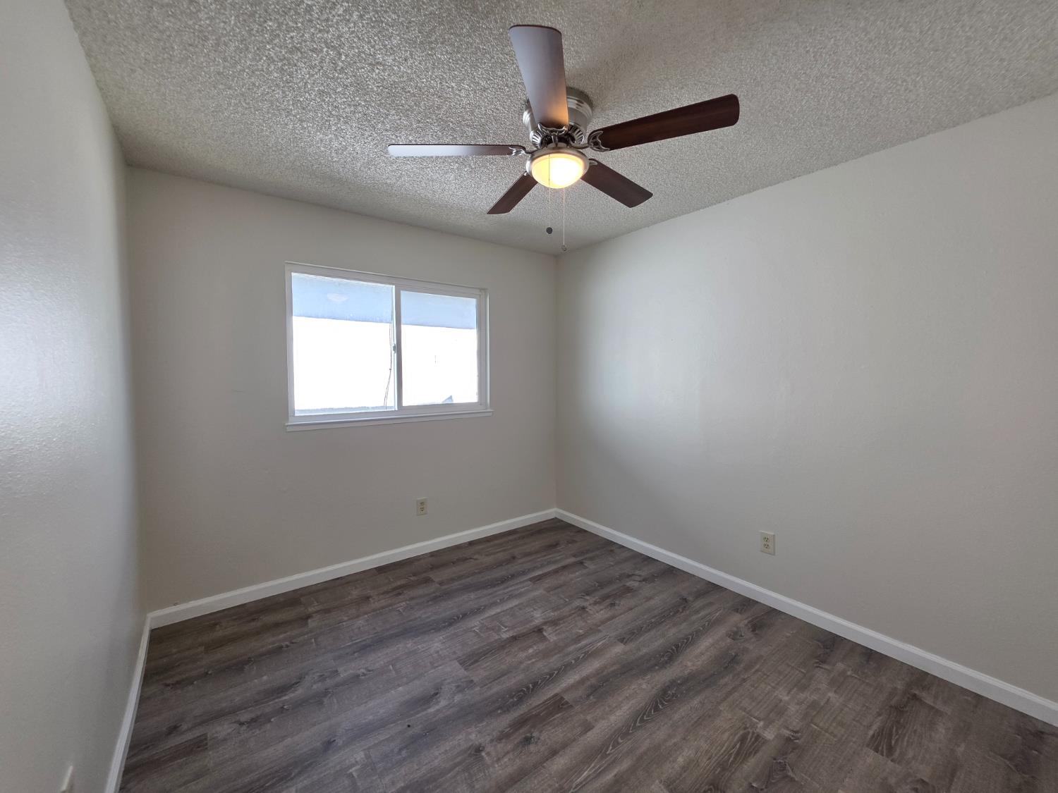 904 Pine Tree Ln, Modesto, CA 95351