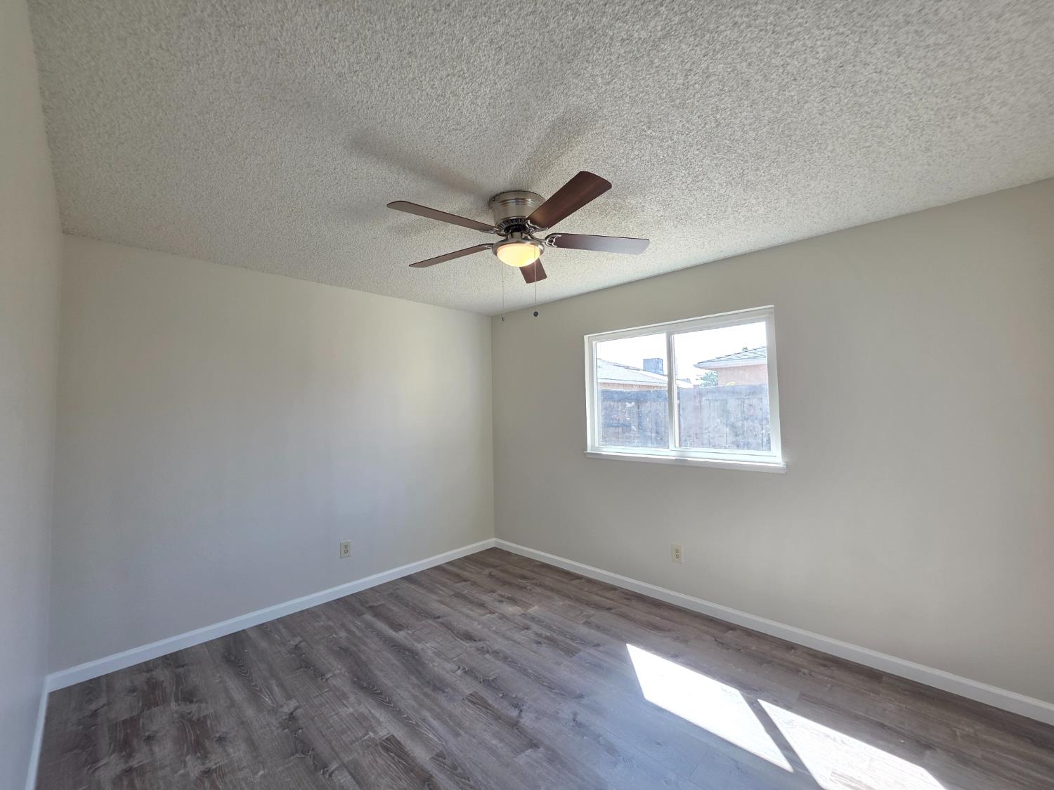904 Pine Tree Ln, Modesto, CA 95351