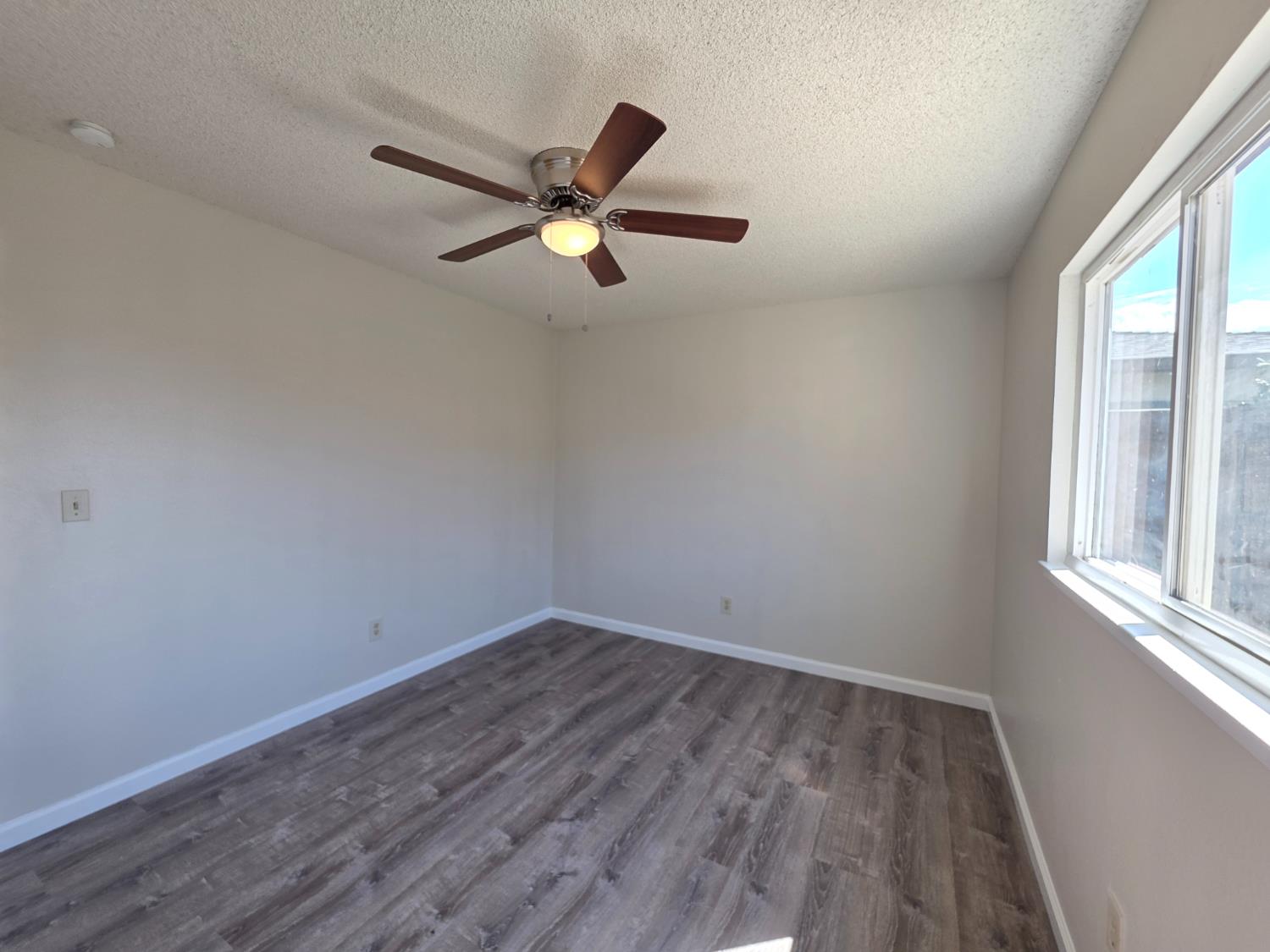 904 Pine Tree Ln, Modesto, CA 95351
