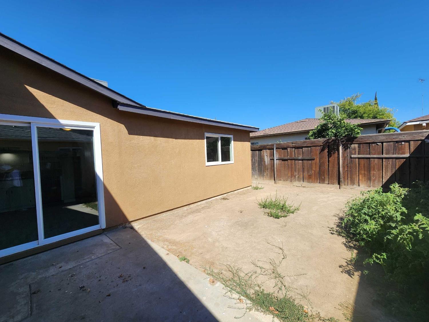 904 Pine Tree Ln, Modesto, CA 95351