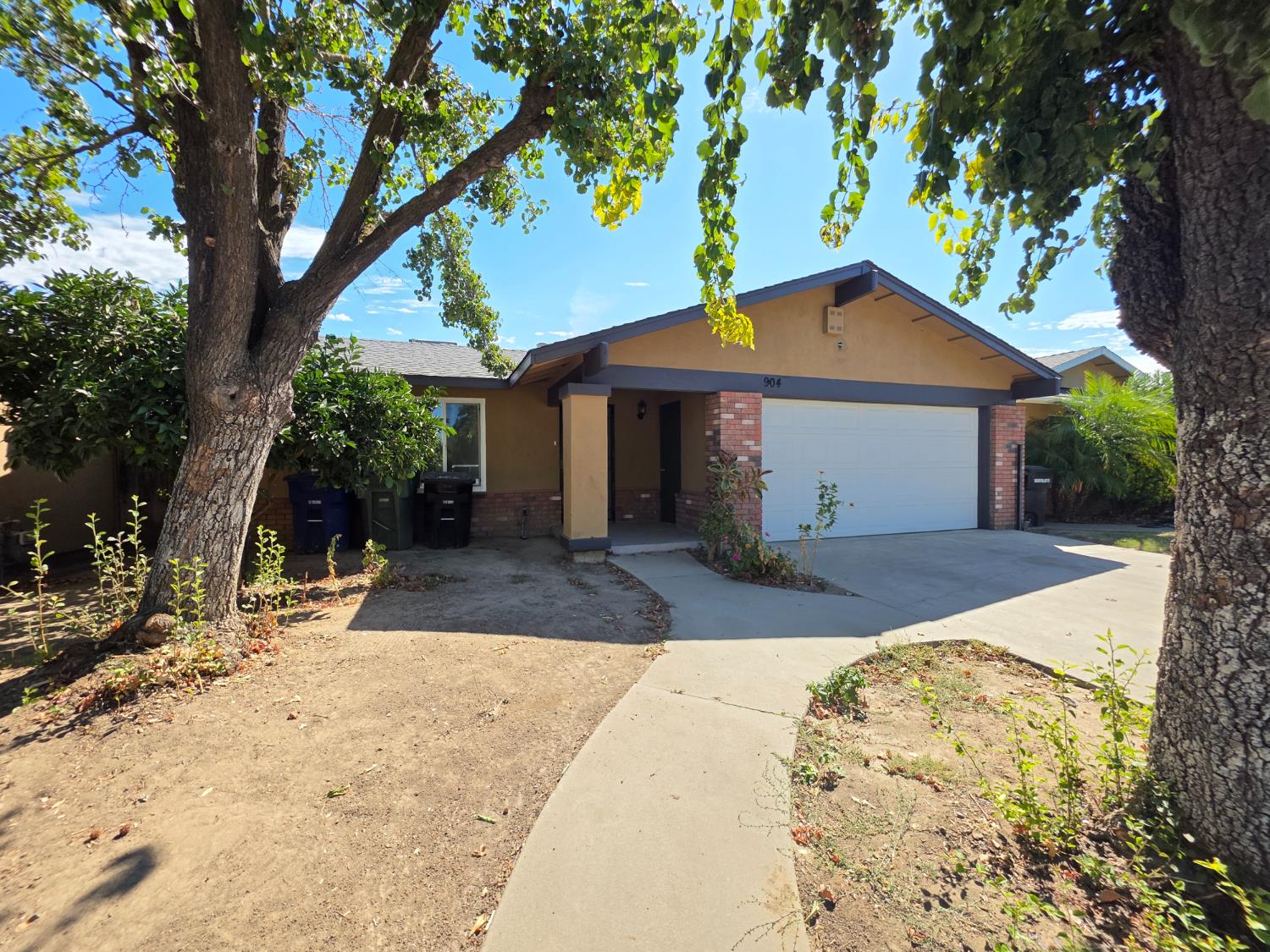 904 Pine Tree Ln, Modesto, CA 95351