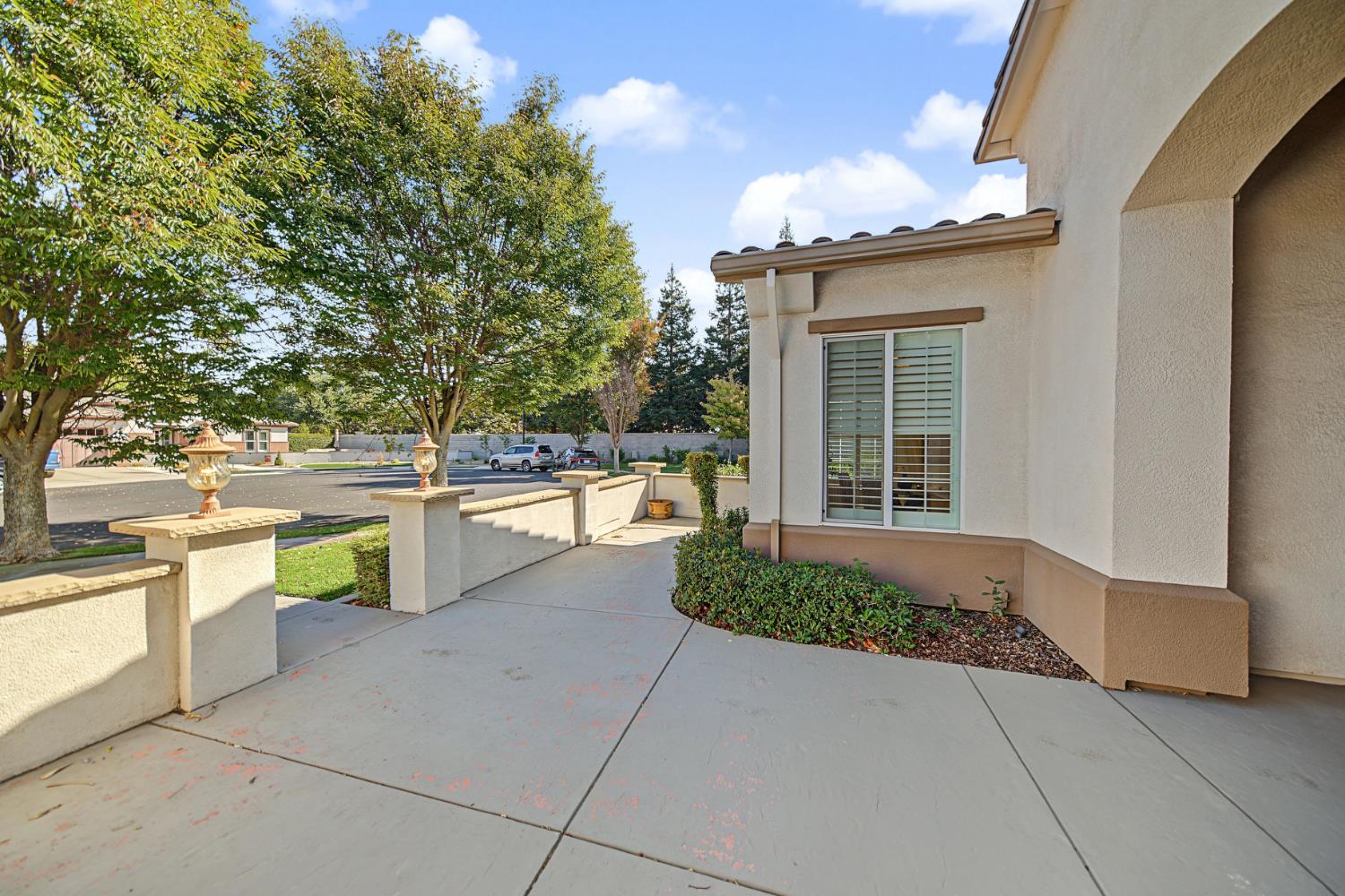 1228 Maple Leaf Ct, Manteca, CA 95336