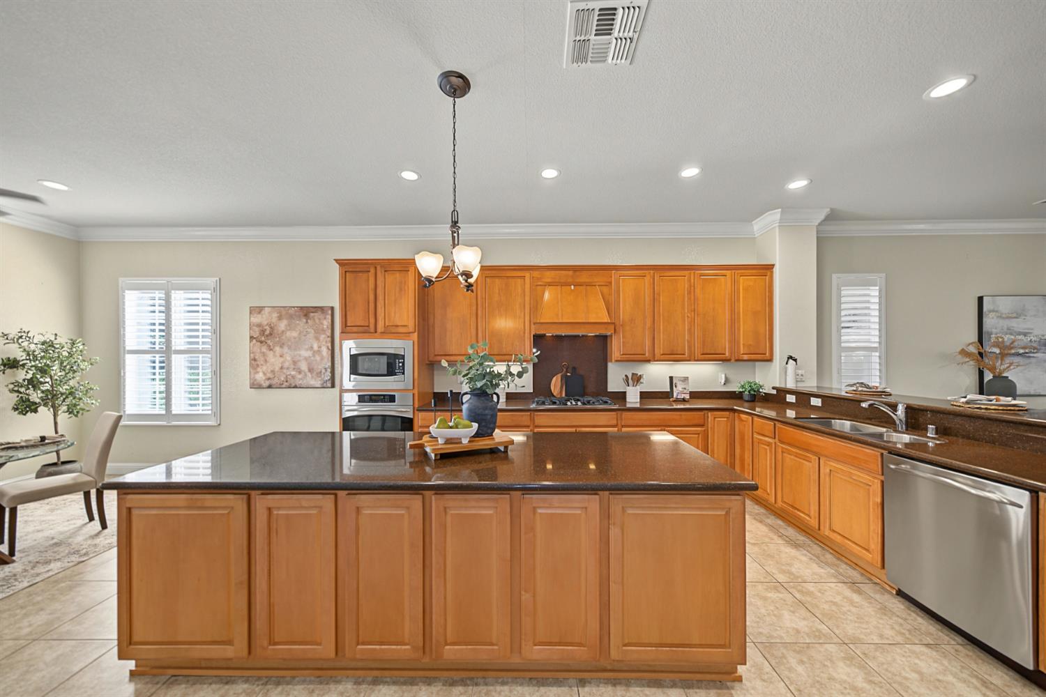 1228 Maple Leaf Ct, Manteca, CA 95336