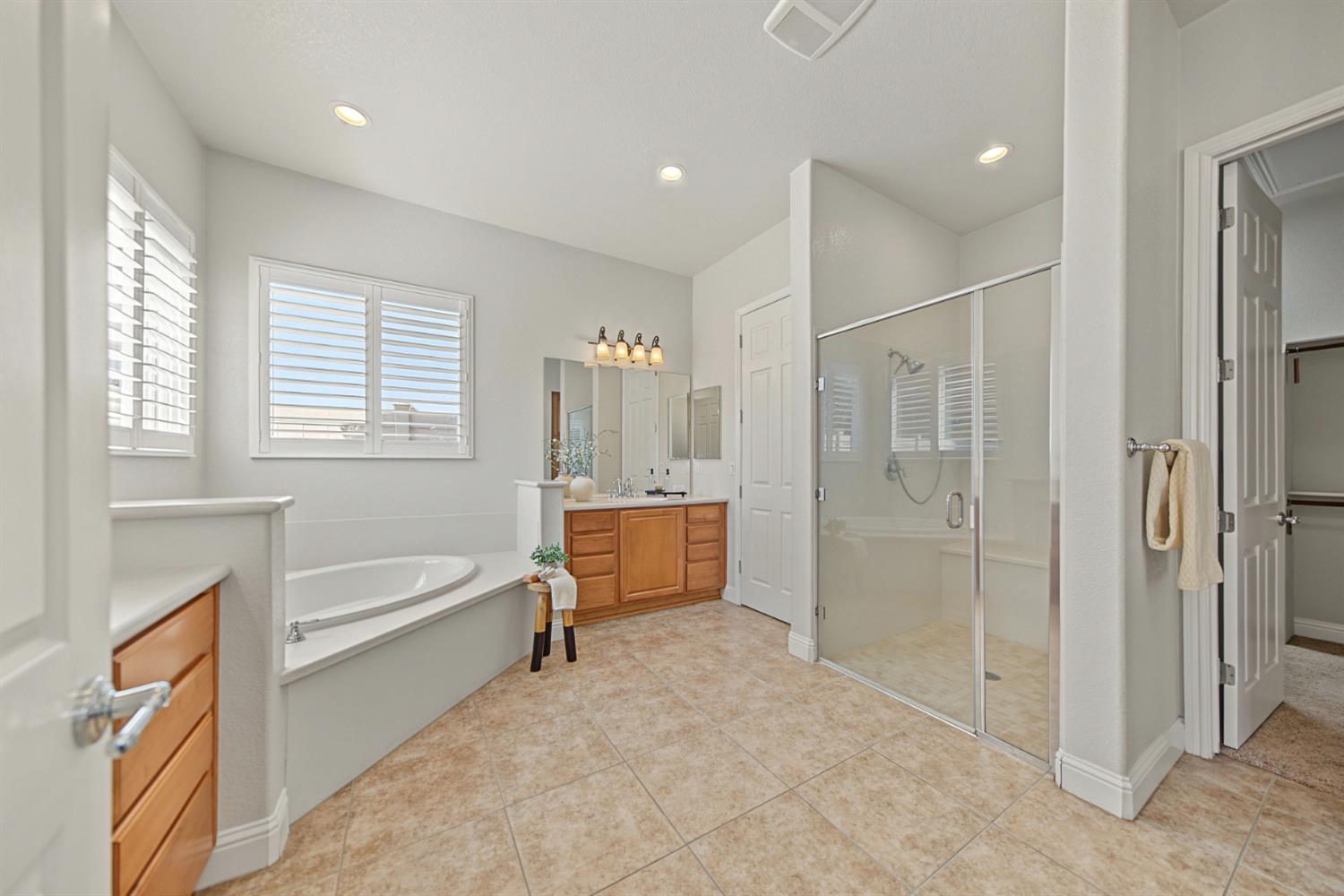1228 Maple Leaf Ct, Manteca, CA 95336