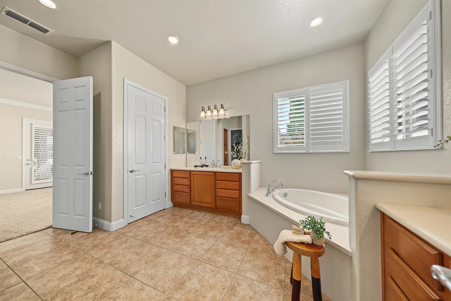 1228 Maple Leaf Ct, Manteca, CA 95336