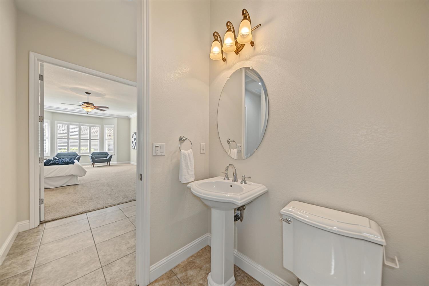 1228 Maple Leaf Ct, Manteca, CA 95336