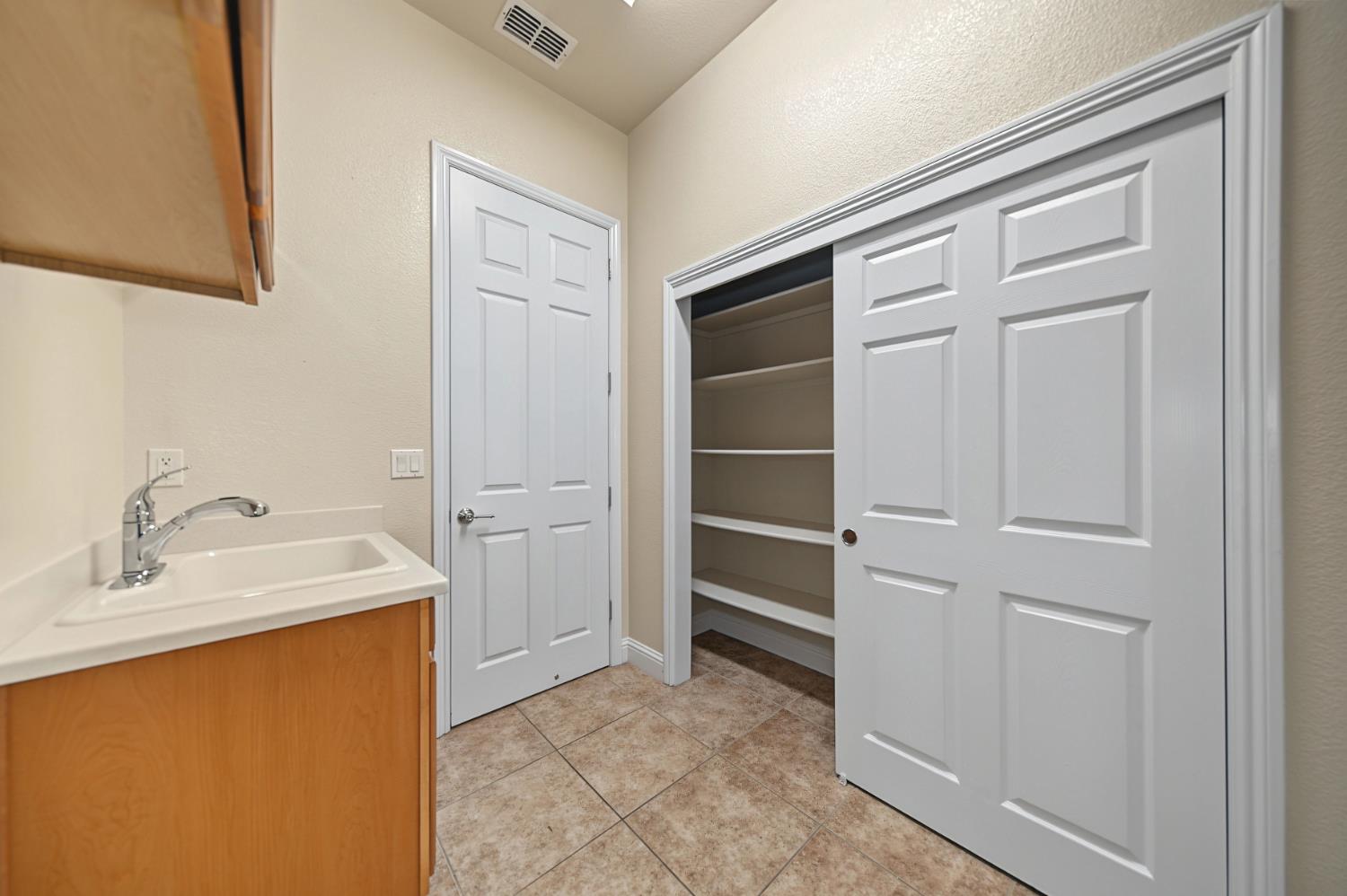 1228 Maple Leaf Ct, Manteca, CA 95336