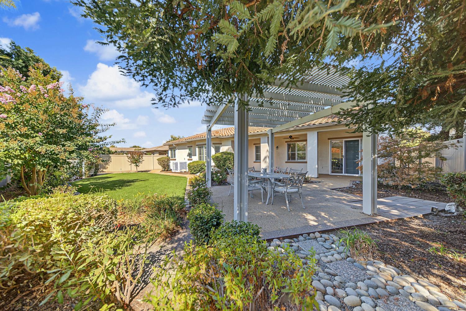 1228 Maple Leaf Ct, Manteca, CA 95336