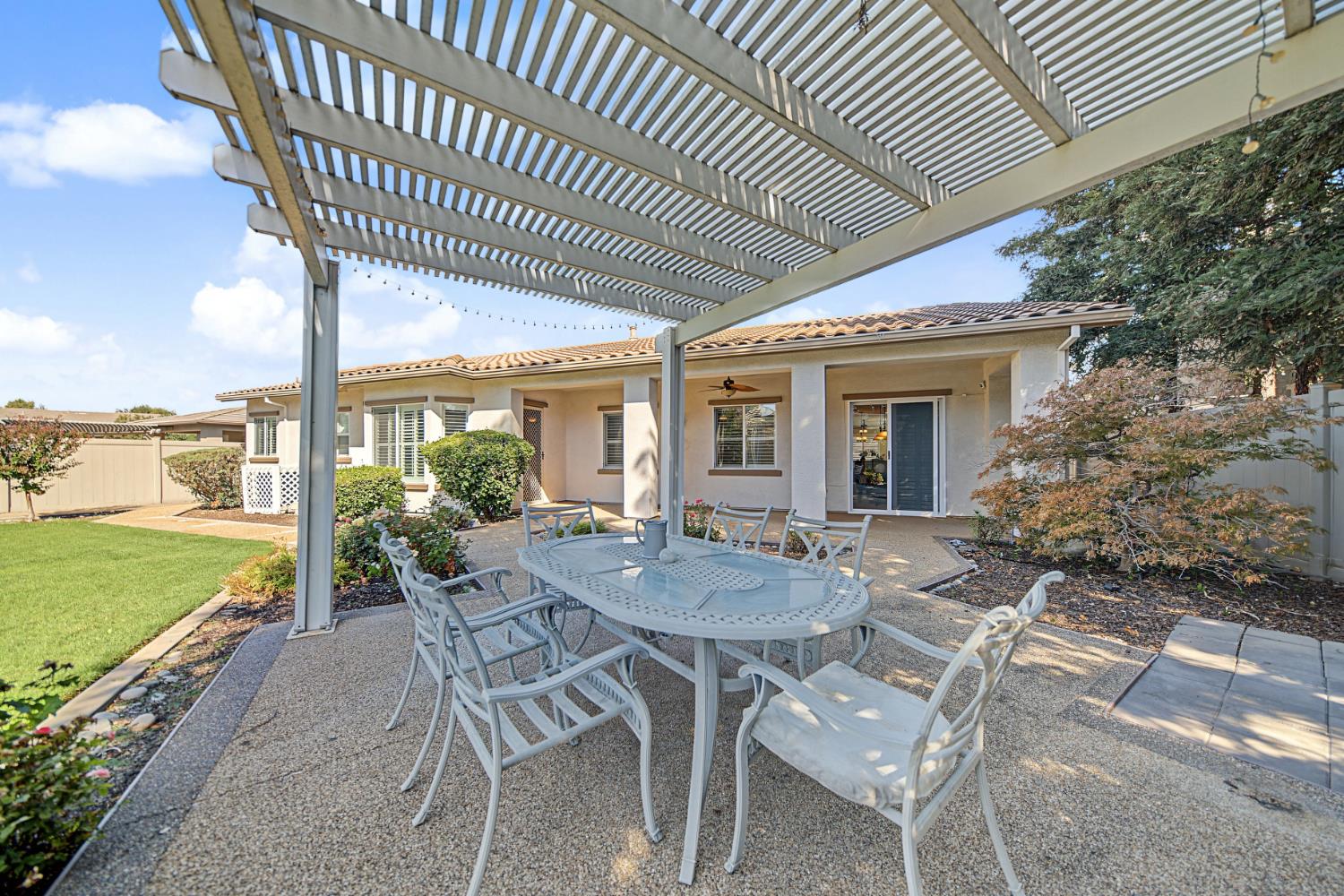 1228 Maple Leaf Ct, Manteca, CA 95336