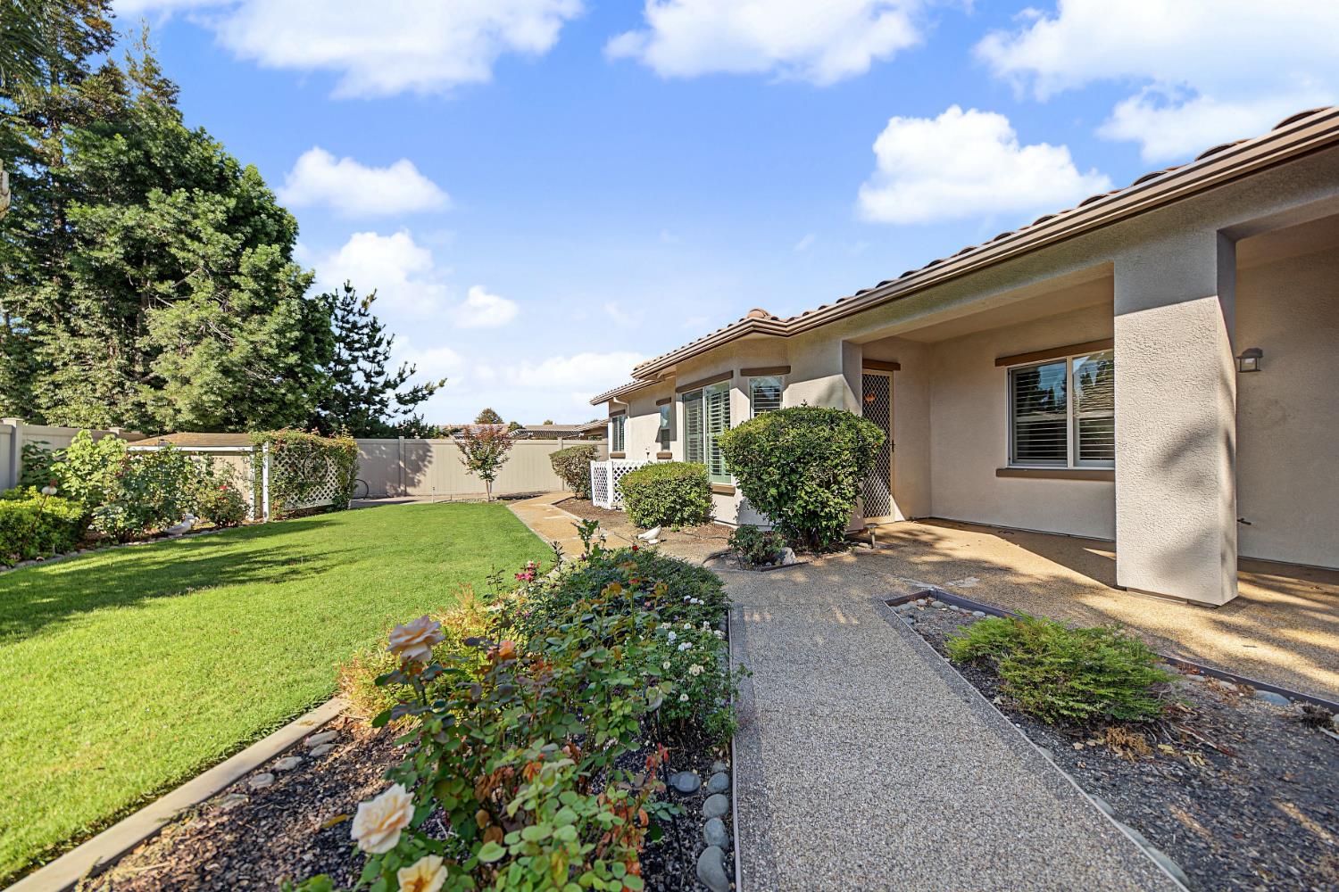 1228 Maple Leaf Ct, Manteca, CA 95336