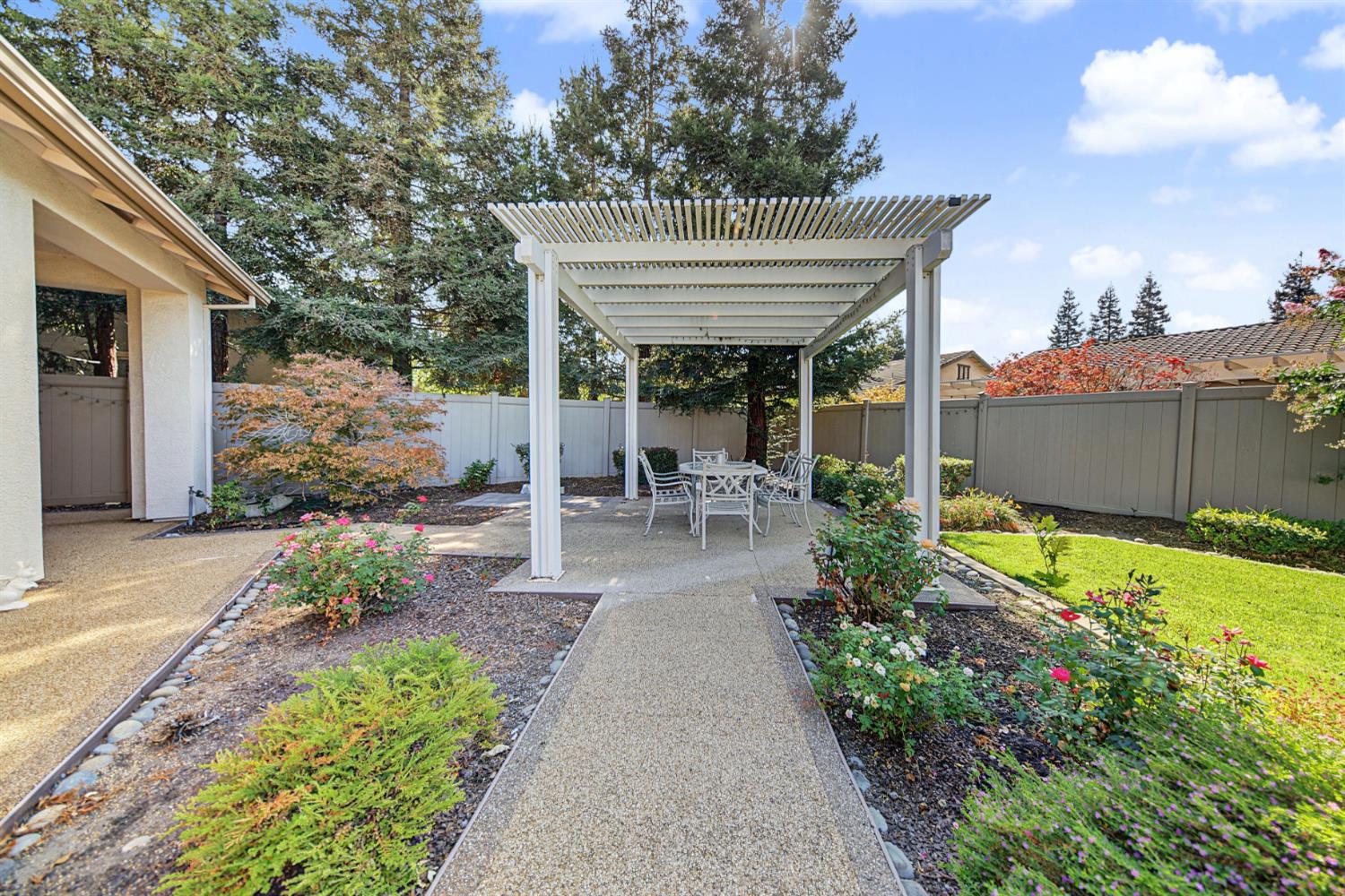 1228 Maple Leaf Ct, Manteca, CA 95336