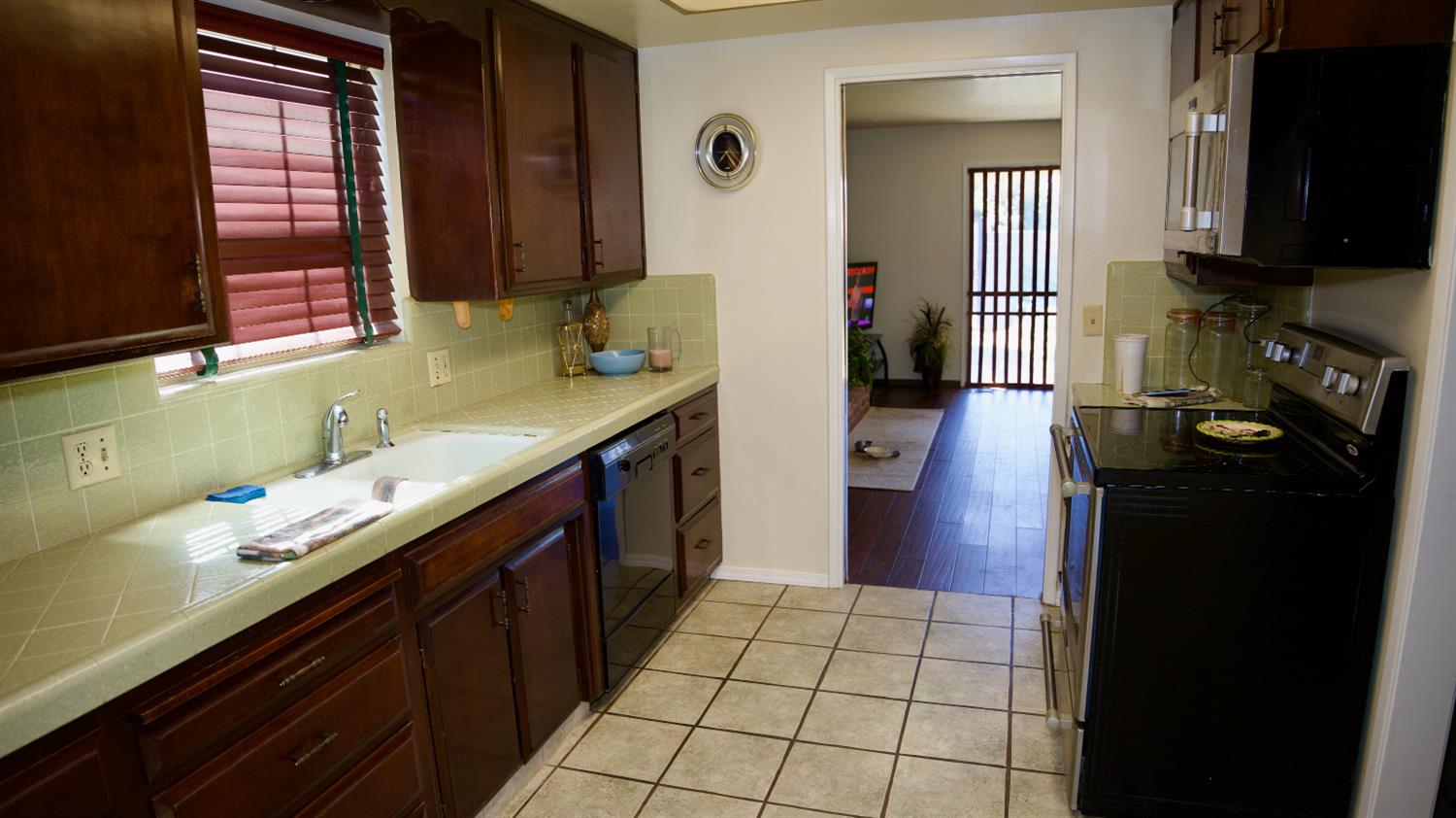1624 Fernandes St, Modesto, CA 95355