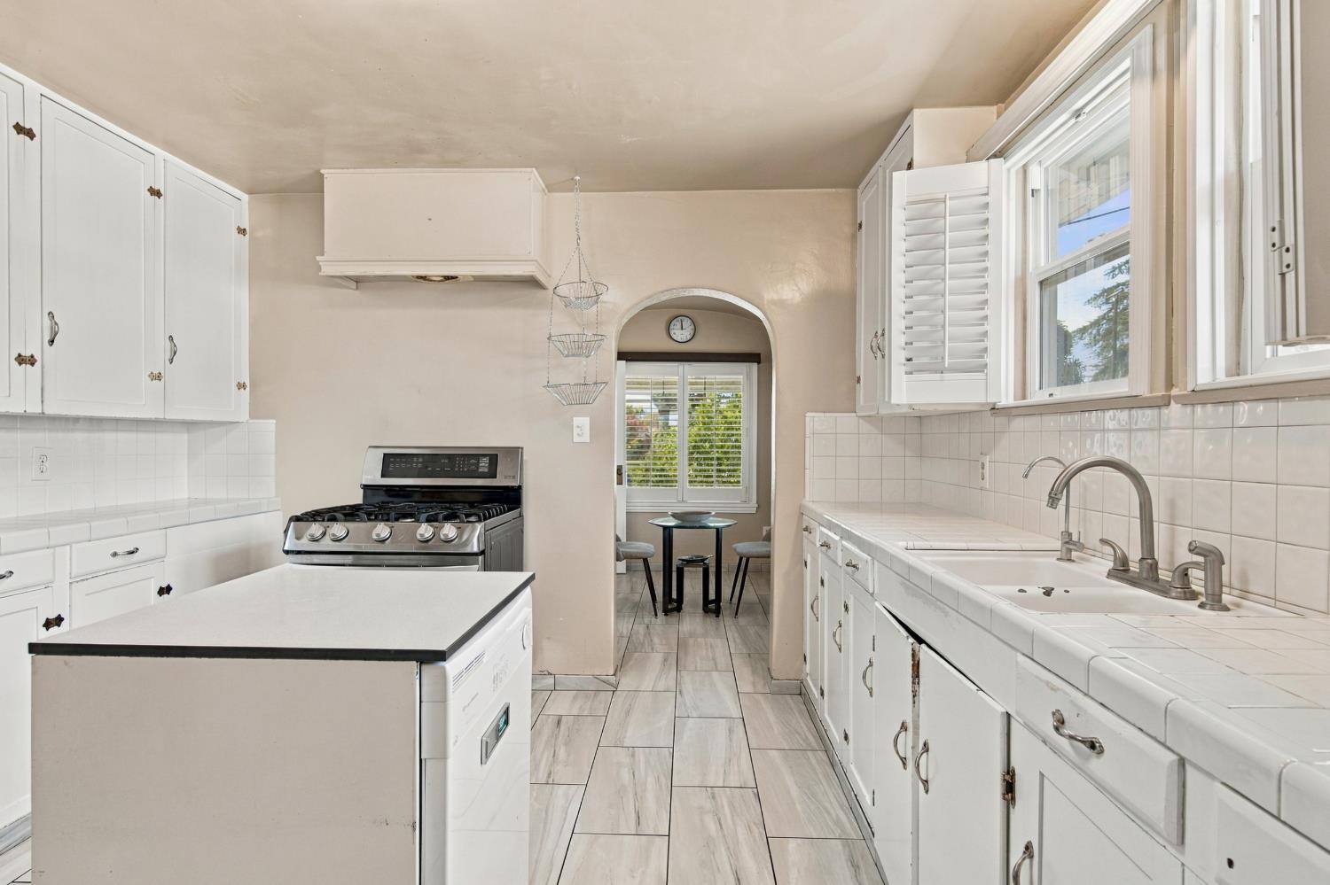 611 E 20th St, Merced, CA 95340