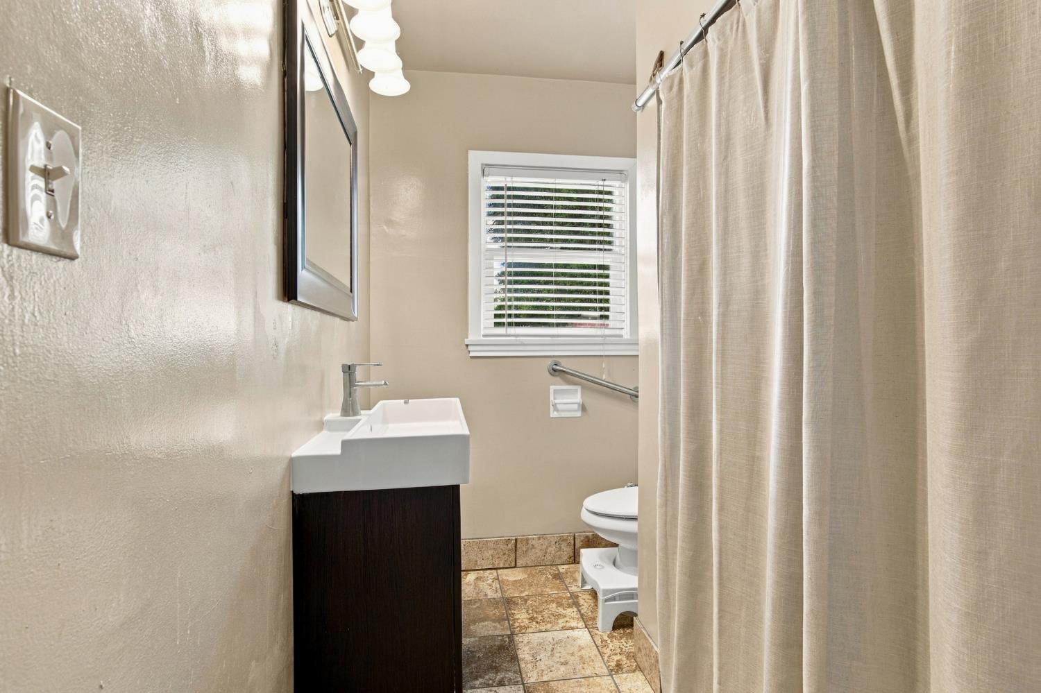 611 E 20th St, Merced, CA 95340