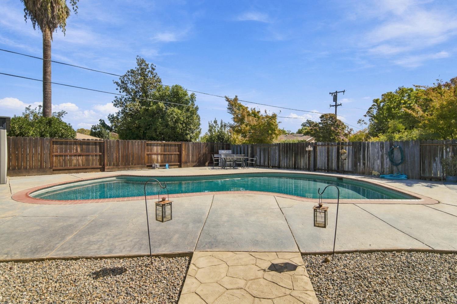 611 E 20th St, Merced, CA 95340