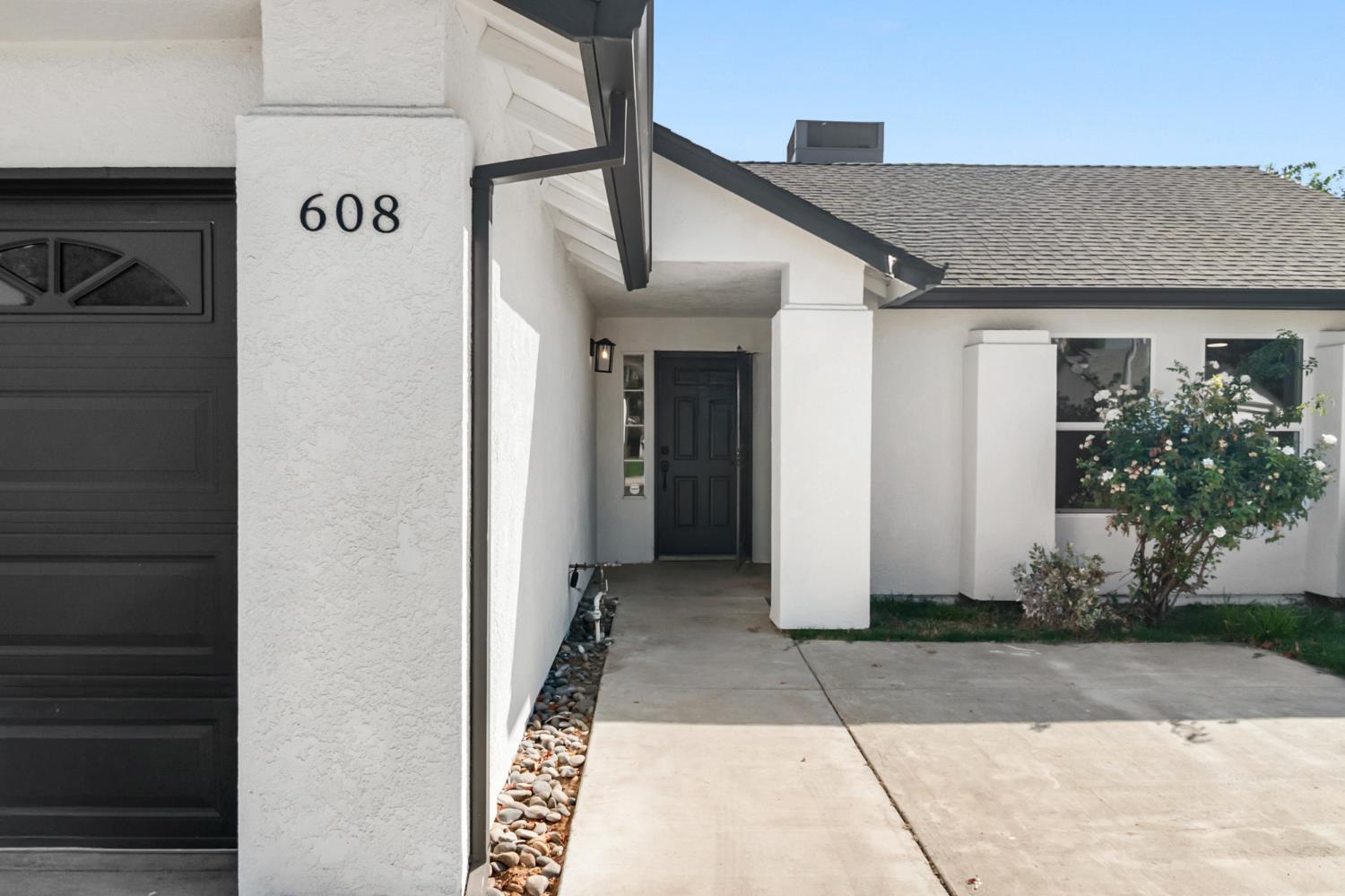 608 Bronze Ln, Waterford, CA 95386