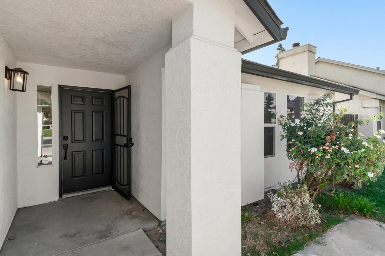 608 Bronze Ln, Waterford, CA 95386