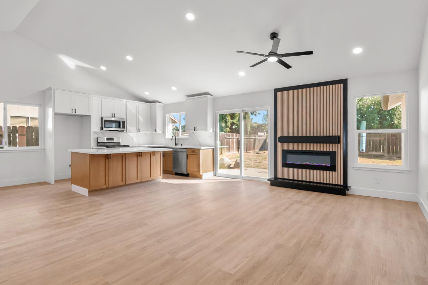 608 Bronze Ln, Waterford, CA 95386
