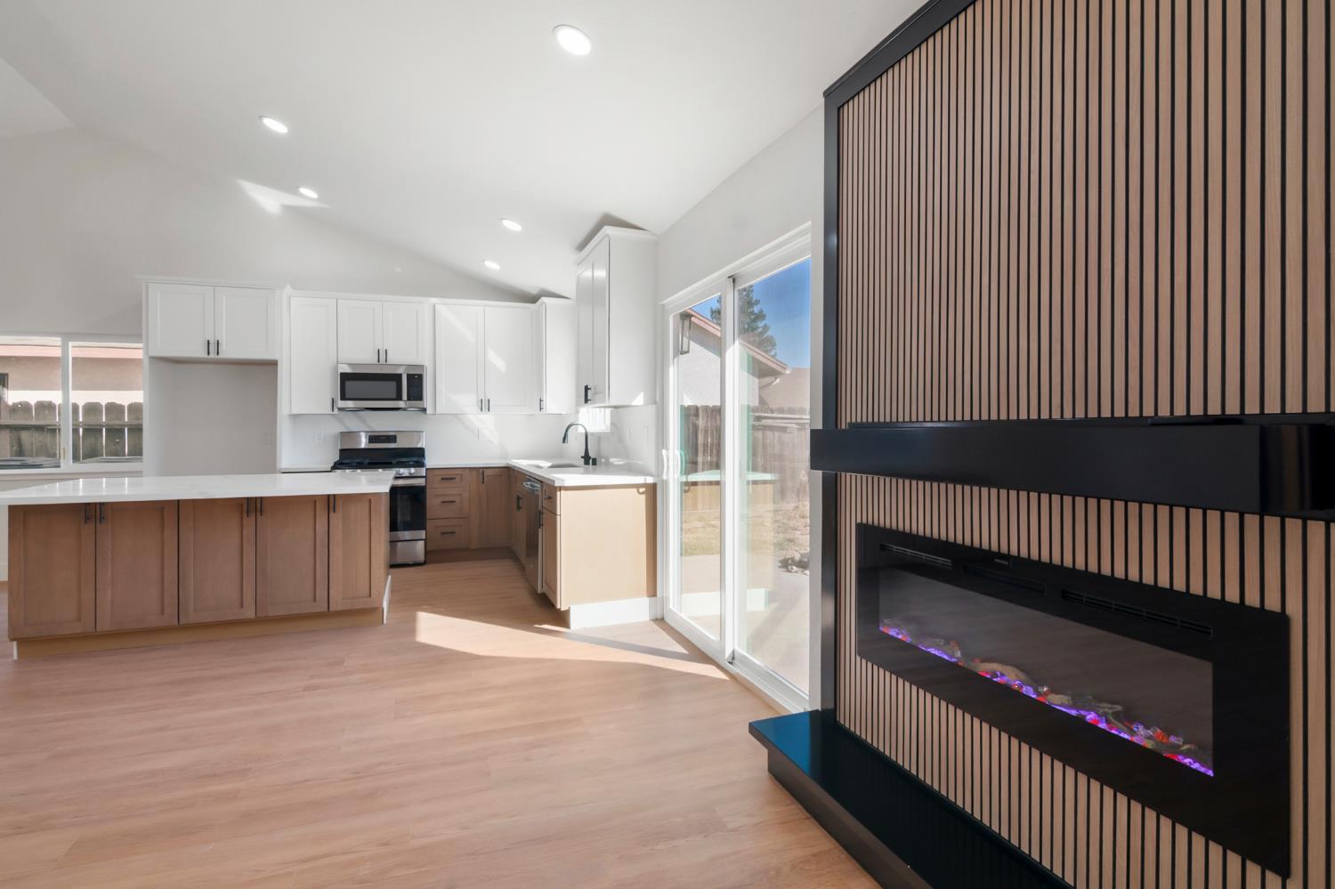 608 Bronze Ln, Waterford, CA 95386