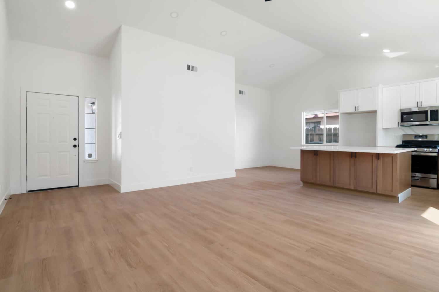 608 Bronze Ln, Waterford, CA 95386