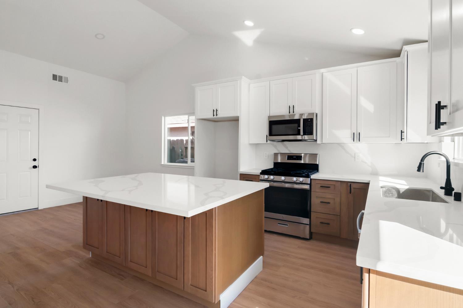 608 Bronze Ln, Waterford, CA 95386