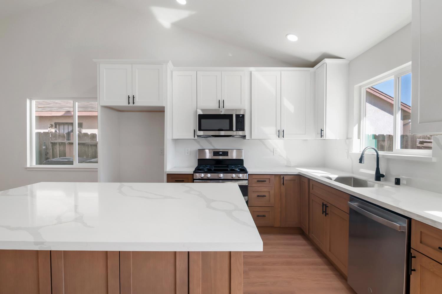 608 Bronze Ln, Waterford, CA 95386