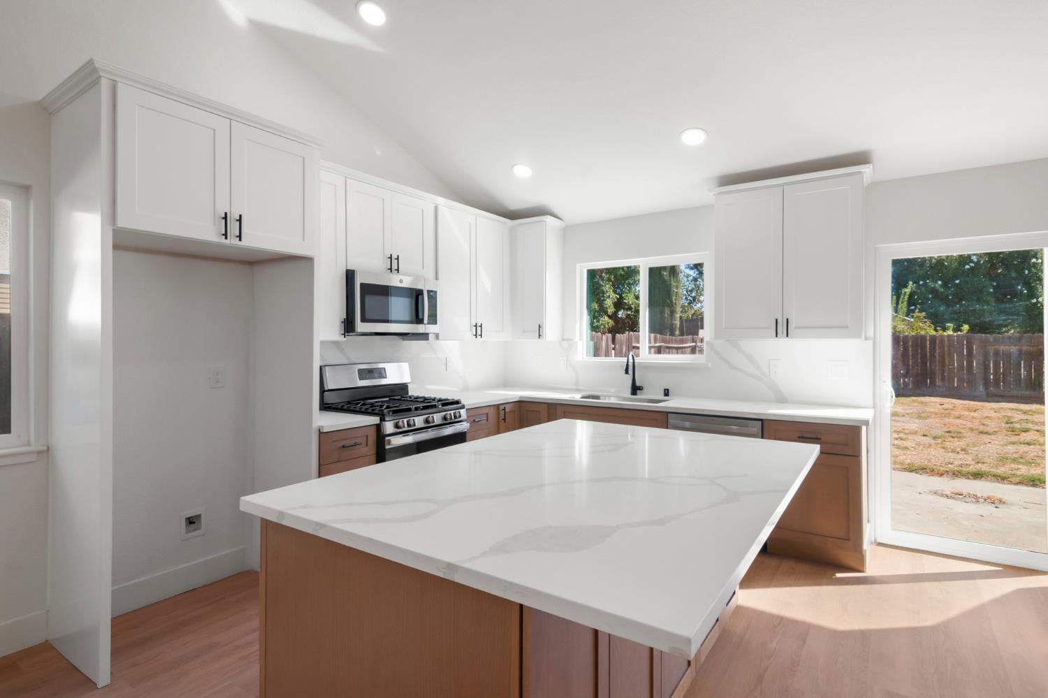 608 Bronze Ln, Waterford, CA 95386