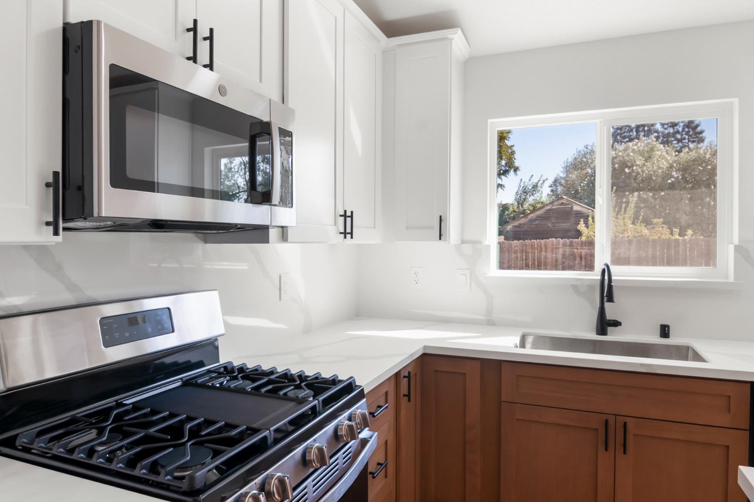 608 Bronze Ln, Waterford, CA 95386