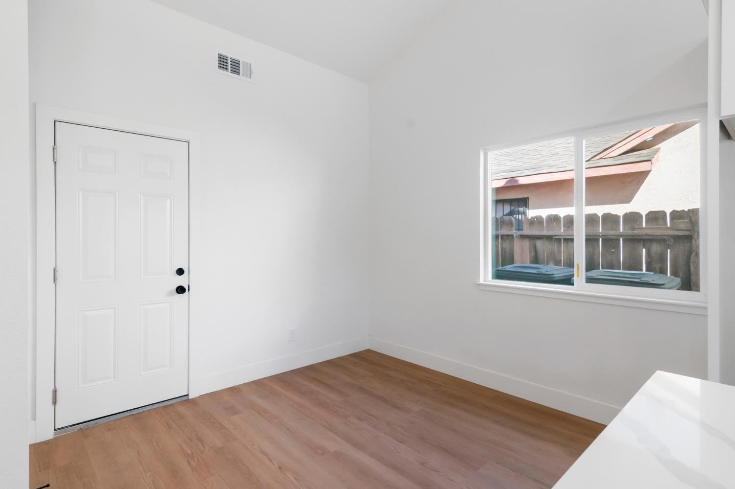 608 Bronze Ln, Waterford, CA 95386